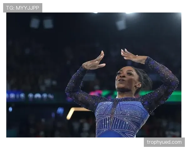 你知道西蒙·拜尔斯私底下怎么喝咖啡吗，跟训练场上一点都不一样！