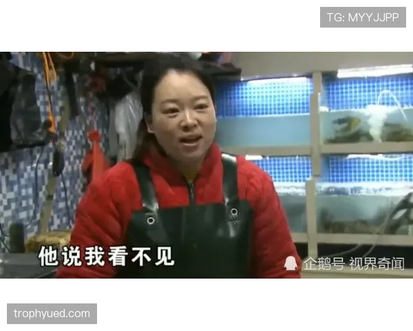 周冠宇拎着塑料袋逛菜市场，手腕上一块让人怀疑人生的表——这日常反差也太狠